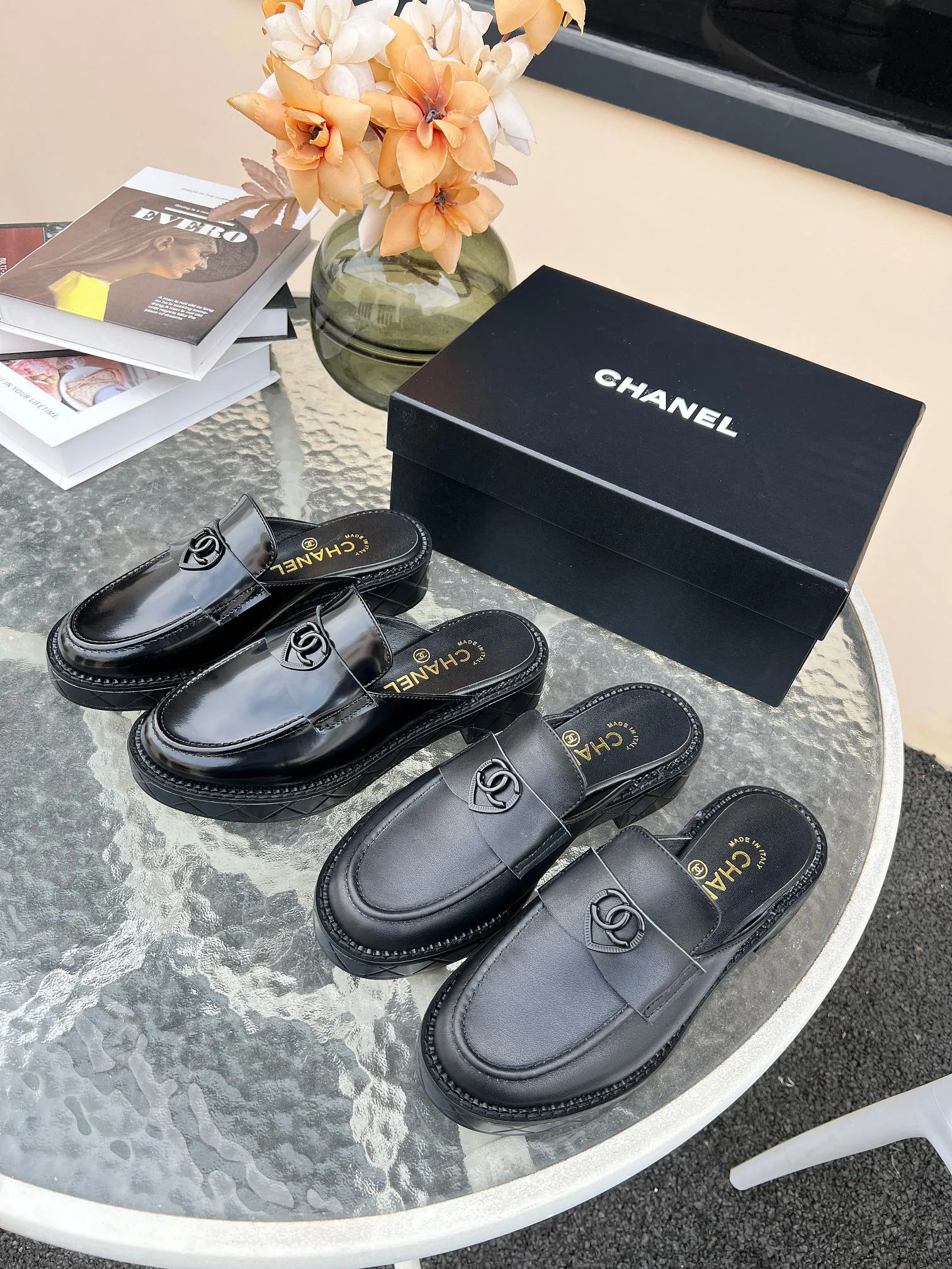 👟👟Ex-factory price 480👟👟 𝗖𝗛𝗔𝗡𝗘𝗟𝟐4B Chanel retro loafers for high school students. A big-toe loafer that Xiaoxiang Jiaxiang’s grandma has grown on me. The black and white color scheme is super vintage and full of relaxation. The fat and cute figure is reproduced one to one from the original version. 👟Material: First-layer cowhide, open edge beads ▪️Heel height: 4𝐜𝐦 ▪️Inner lining: sheepskin ▫️𝐒𝐢𝐳𝐞:𝟑𝟓-𝟒0𝐌 (𝟒𝟎customization is non-returnable) ▪️Sole: original simulated leather outsole 1:1 mold ▫️Color: black ▪️Configured with original full set of packaging📦​